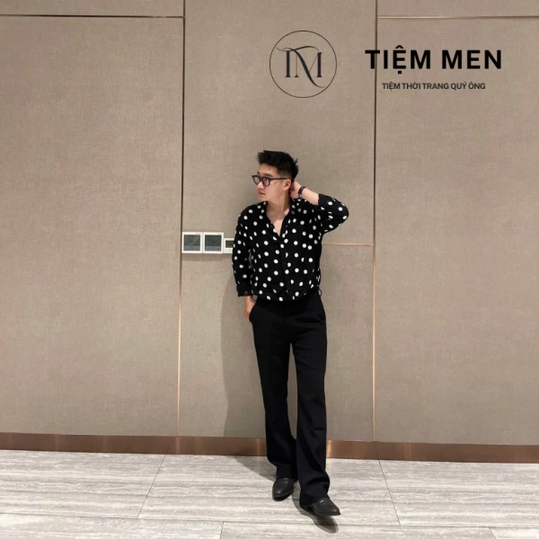 Trong phần mô tả chi tiết size của sản phẩm, người bán đã cung cấp bảng cân nặng, chiều cao, vòng bụng và độ rộng ống cho từng size (28‑32). (Ảnh 2)