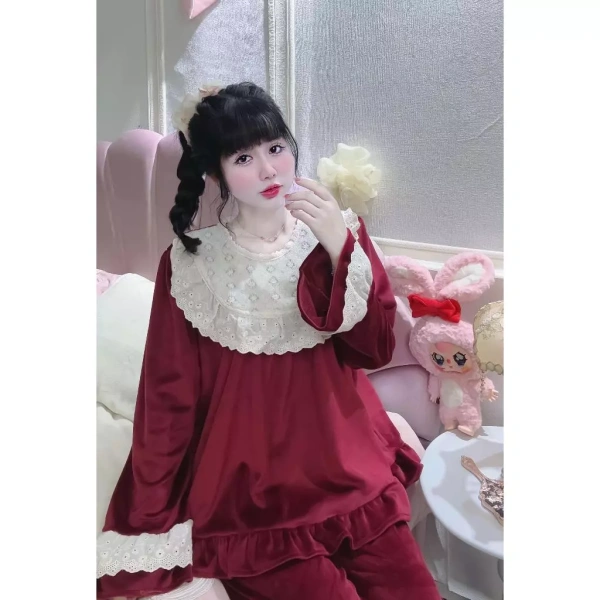 Sự khác biệt giữa mong đợi vẻ tiểu thư và cảm giác thực tế khi mặc đồ ngủ nữ ren màu đỏ đô có cổ bèo tay dài - Ảnh 4 Sự khác biệt giữa mong đợi vẻ tiểu thư và cảm giác thực tế khi mặc đồ ngủ nữ ren màu đỏ đô có cổ bèo tay dài - Ảnh 4