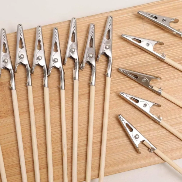 Đầu kẹp cá sấu được thiết kế dạng răng cưa tinh xảo, cho phép nắm chắc bất kỳ vật dụng nào dù hình dạng có phức tạp. (Ảnh 2) Đầu kẹp cá sấu được thiết kế dạng răng cưa tinh xảo, cho phép nắm chắc bất kỳ vật dụng nào dù hình dạng có phức tạp. (Ảnh 2)