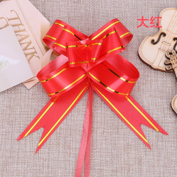 Đặt nơ rút đỏ sọc vàng ở vị trí giữa các món quà lớn như một chai rượu hoặc một hộp bánh, sẽ giúp “kết nối” các yếu tố lại với nhau, đồng thời làm cho toàn bộ giỏ trông đồng nhất và sang trọng hơn. (Ảnh 4)