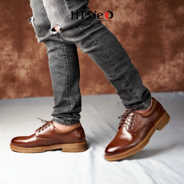Da bò thật, đặc biệt là loại da vân Saffiano nguyên tấm, được biết đến với bề mặt mịn màng, độ đàn hồi cao và khả năng thấm hút mồ hôi tốt. (Ảnh 2) Da bò thật, đặc biệt là loại da vân Saffiano nguyên tấm, được biết đến với bề mặt mịn màng, độ đàn hồi cao và khả năng thấm hút mồ hôi tốt. (Ảnh 2)