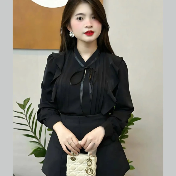 Vải lụa mềm, còn được gọi là silk taffeta hoặc soft silk, được xử lý qua quy trình làm mềm và tăng độ thấm hút, mang lại cảm giác mịn như da. (Ảnh 2)