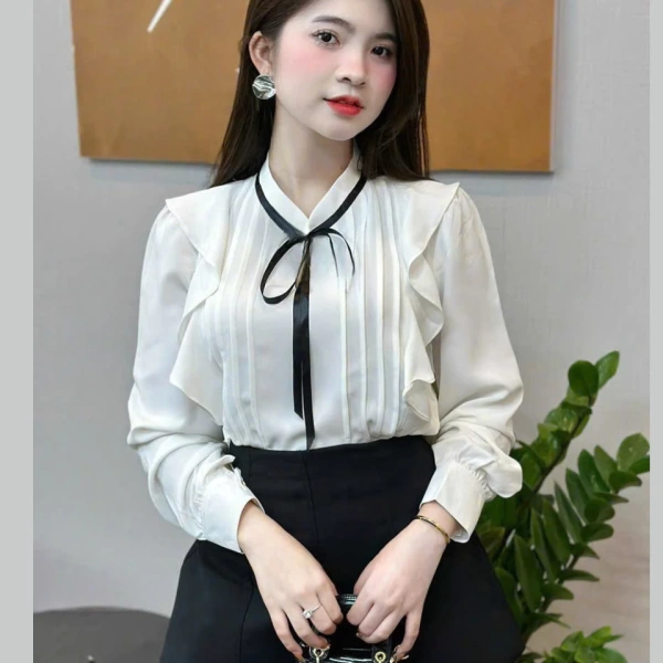 Áo sơ mi lụa mềm không chỉ đơn thuần là “đồ công sở”, mà còn là “đồ đa năng” có thể kết hợp với nhiều trang phục khác nhau. (Ảnh 4)