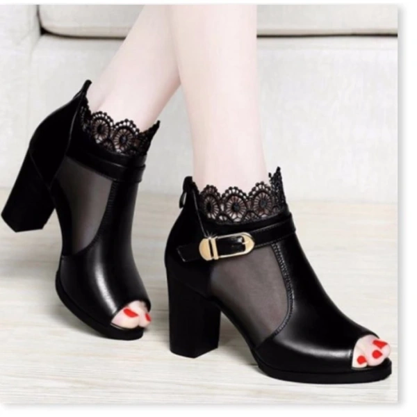 Thị trường hiện nay có nhiều mẫu boots ren với các mức giá và chất lượng đa dạng. (Ảnh 3) Thị trường hiện nay có nhiều mẫu boots ren với các mức giá và chất lượng đa dạng. (Ảnh 3)