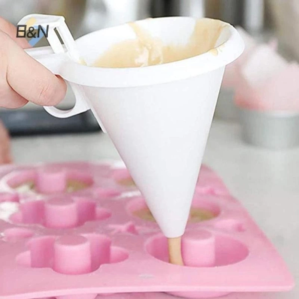 Dụng cụ cầm tay có thể điều chỉnh thường được thiết kế dưới dạng phễu chia kem hoặc khuôn bột với một tay cầm linh hoạt. (Ảnh 2)