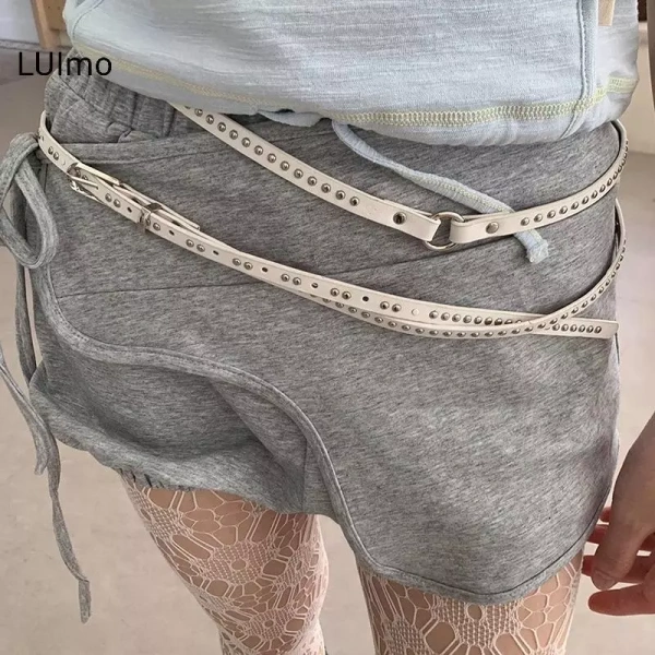 Việc kết hợp thắt lưng da hai lớp có đinh tán không chỉ dừng lại ở việc đeo lên quần jeans. (Ảnh 4) Việc kết hợp thắt lưng da hai lớp có đinh tán không chỉ dừng lại ở việc đeo lên quần jeans. (Ảnh 4)