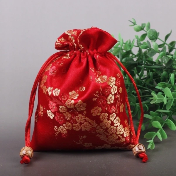 Trong thực tế, việc tìm được một chiếc túi gấm không chỉ đẹp mắt mà còn bền bỉ phụ thuộc vào sự cân bằng giữa thiết kế và chất lượng phụ kiện. (Ảnh 4) Trong thực tế, việc tìm được một chiếc túi gấm không chỉ đẹp mắt mà còn bền bỉ phụ thuộc vào sự cân bằng giữa thiết kế và chất lượng phụ kiện. (Ảnh 4)
