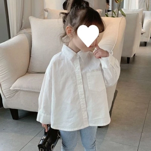 Những yếu tố trên là nguyên nhân cơ bản khiến áo sơ mi trắng "khiêm nhường" hơn so với các màu tối trong cùng mùa. (Ảnh 2)