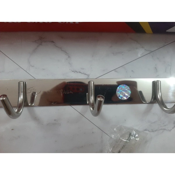 Trong thị trường hiện nay, mô hình móc có nhiều mắt (cánh) đang nhận được sự ưu ái vì khả năng tối ưu hoá không gian treo. (Ảnh 3) Trong thị trường hiện nay, mô hình móc có nhiều mắt (cánh) đang nhận được sự ưu ái vì khả năng tối ưu hoá không gian treo. (Ảnh 3)
