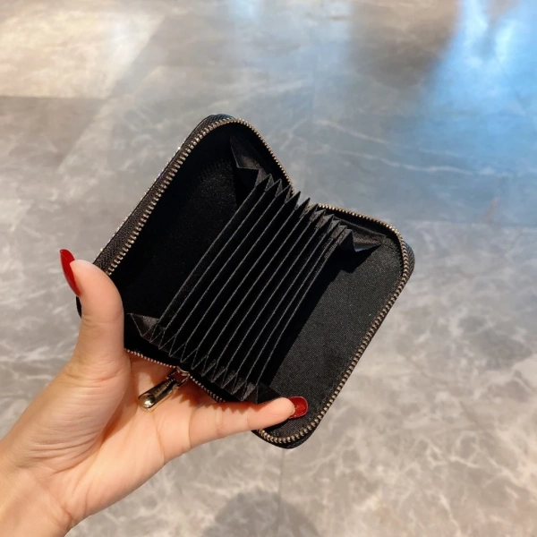 Mỗi buổi sáng thường là thời gian “cạnh tranh” giữa các công việc: chuẩn bị đồ ăn sáng, chuẩn bị đồng phục, sắp xếp túi xách… Việc mất thêm 10-20 giây chỉ để lấy ra thẻ có thể không đáng kể, nhưng khi cộng dồn vào những phút chờ đợi khác (đợi máy pha cà phê, chờ đèn giao thông), chúng tạo ra cảm giác vội vã và stress không cần thiết. (Ảnh 2)