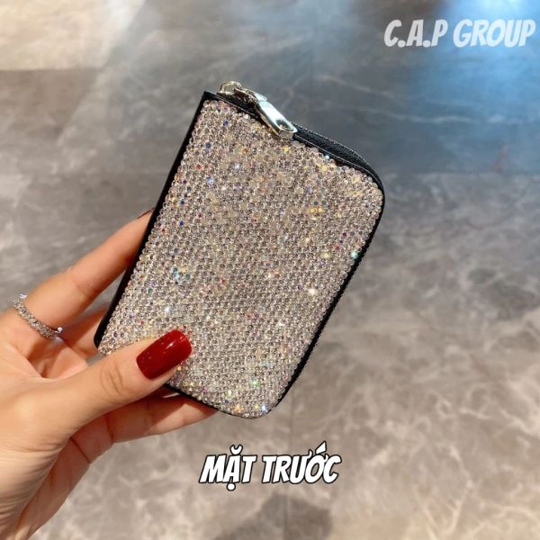 Với những người thường xuyên di chuyển, yêu thích phong cách “Girl Phố” hoặc “Sang chảnh” nhưng vẫn muốn tối ưu hoá không gian, việc đầu tư vào một chiếc ví đựng thẻ thiết kế thông minh là một lựa chọn hợp lý. (Ảnh 5)