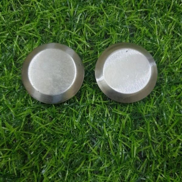 Nước chảy ra từ nắp xả có thể mang theo cặn bám, bùn hoặc mùi thối nếu bộ phận ống dẫn và khoang chứa bẩn. (Ảnh 2) Nước chảy ra từ nắp xả có thể mang theo cặn bám, bùn hoặc mùi thối nếu bộ phận ống dẫn và khoang chứa bẩn. (Ảnh 2)