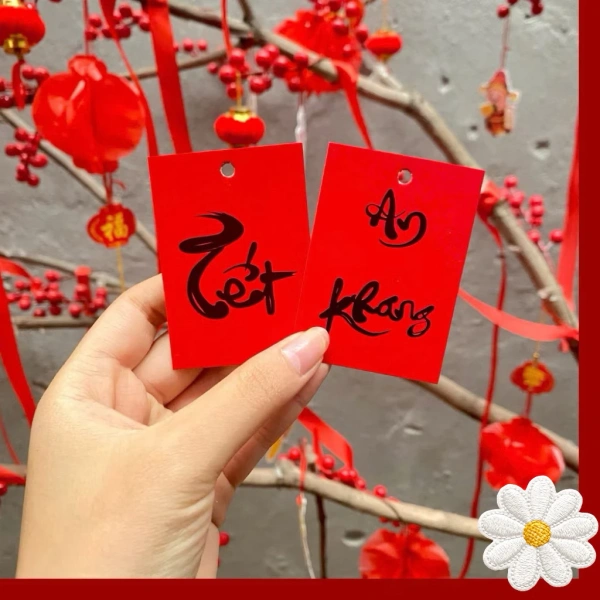 Thẻ giấy in chữ thư pháp kèm móc treo cây mai quất thực sự thay đổi cảm giác chào xuân trong ngôi nhà. - Ảnh 2