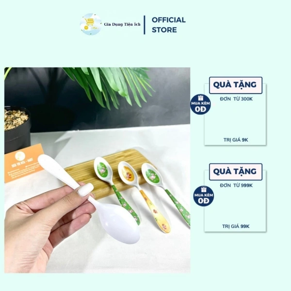 Thiết kế cán cong vừa vặn giúp mẹ hay bố dễ cầm nắm, điều chỉnh lực đẩy và tránh trượt tay khi đưa thức ăn vào miệng bé. (Ảnh 2) Thiết kế cán cong vừa vặn giúp mẹ hay bố dễ cầm nắm, điều chỉnh lực đẩy và tránh trượt tay khi đưa thức ăn vào miệng bé. (Ảnh 2)