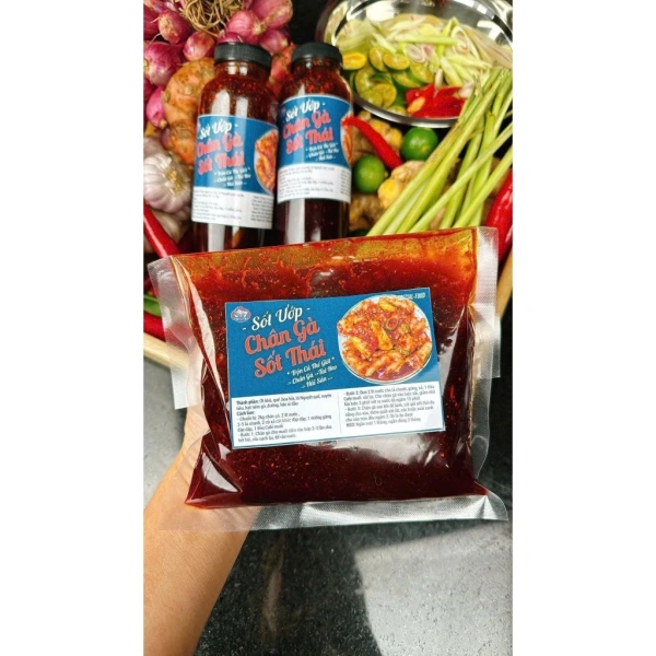 Ngò rí, lá chanh, hoặc giấm táo đều là những nguồn acid tự nhiên giúp kích hoạt các hương vị đã có trong sốt. (Ảnh 4)