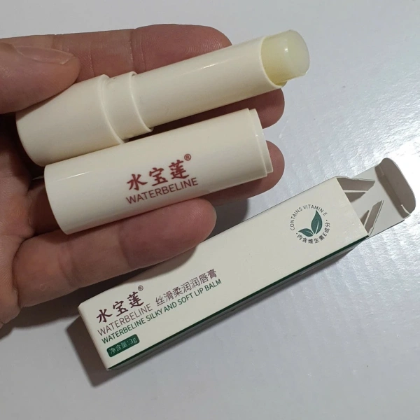 Chọn một sản phẩm không chứa sulfate, rửa mặt bằng nước ấm, sau đó rửa lại bằng nước mát để se khít lỗ chân lông. (Ảnh 4)