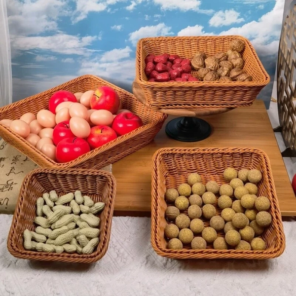 Sản phẩm Giỏ Nhựa Mây Tre Đan Vintage - Rổ Đựng Hoa Quả Dã Ngoại Thêm Phong Cách Decor được chế tác từ nhựa giả mây dệt tay, mang lại độ bền cao và khả năng chống biến dạng tốt hơn so với mây tự nhiên. (Ảnh 4) Sản phẩm Giỏ Nhựa Mây Tre Đan Vintage - Rổ Đựng Hoa Quả Dã Ngoại Thêm Phong Cách Decor được chế tác từ nhựa giả mây dệt tay, mang lại độ bền cao và khả năng chống biến dạng tốt hơn so với mây tự nhiên. (Ảnh 4)