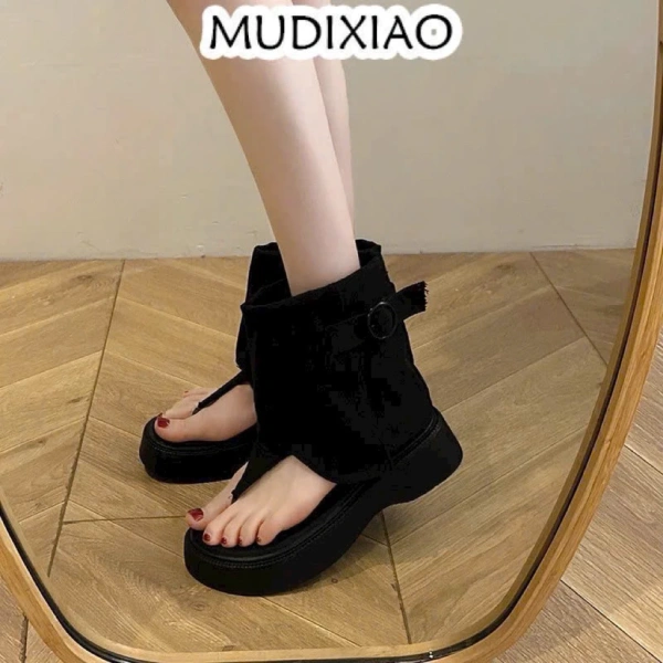 Quai kẹp đầu cao (còn gọi là thiết bị kéo cổ hoặc đệm đầu cao) hoạt động bằng cách tạo lực kéo nhẹ lên cột sống, tạo ra khoảng cách nhỏ giữa các đĩa đệm và các đốt sống. (Ảnh 2) Quai kẹp đầu cao (còn gọi là thiết bị kéo cổ hoặc đệm đầu cao) hoạt động bằng cách tạo lực kéo nhẹ lên cột sống, tạo ra khoảng cách nhỏ giữa các đĩa đệm và các đốt sống. (Ảnh 2)