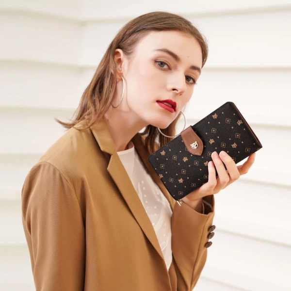 Một chiếc ví nhỏ gọn nhưng cấu trúc không hợp lý sẽ khiến các ngăn đè lên nhau, làm tăng áp lực lên các góc viền. (Ảnh 2) Một chiếc ví nhỏ gọn nhưng cấu trúc không hợp lý sẽ khiến các ngăn đè lên nhau, làm tăng áp lực lên các góc viền. (Ảnh 2)