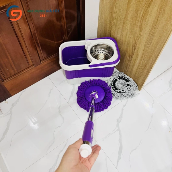 Cây lau nhà kèm theo được thiết kế với bàn xoay 360°, cho phép đầu lau di chuyển tự do quanh trục, tiếp cận những góc hẹp như gầm giường, khe tủ hay kẽ gạch. (Ảnh 2)