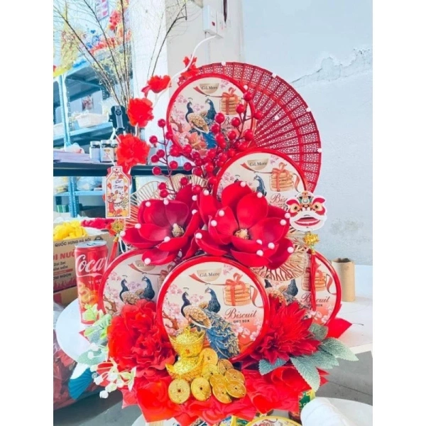 Việc áp dụng những biện pháp trên không chỉ giúp giữ nguyên vẻ đẹp cổ điển của quạt mà còn giảm nguy cơ hư hại khi di chuyển tới nơi tổ chức tiệc Tết hay khi trưng bày trong lễ hội cosplay. (Ảnh 3)