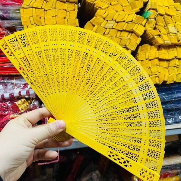 Không chỉ dừng lại ở việc bảo quản, việc sắp xếp và kết hợp quạt gỗ tre sao cho hài hòa với các yếu tố trang trí khác cũng rất quan trọng. (Ảnh 4)