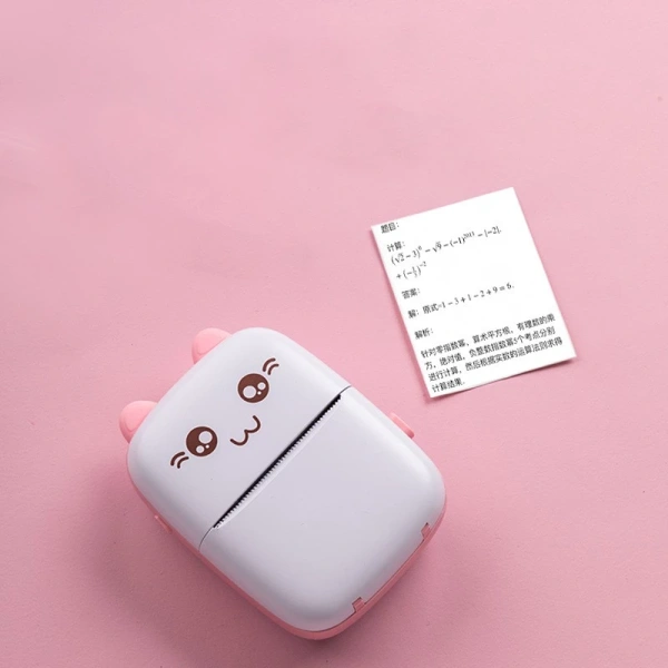 Sản phẩm này có tính năng tích hợp pin 1000 mAh, kết nối Bluetooth BLE4.0, và hỗ trợ in đa dạng nội dung như ảnh, nhãn dán, câu hỏi sai… Đặc biệt, chi phí vận hành thấp nhờ công nghệ in nhiệt không cần mực và thiết kế nhẹ, dễ mang theo, phù hợp với nhu cầu di động của nhân viên và sinh viên. (Ảnh 5)