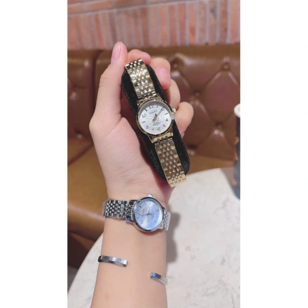 Đồng hồ HL AH 484 được bán trên Shopee với mức giá ban đầu 1.677.000 VND, hiện giảm còn 1.300.000 VND – một mức giảm khá hấp dẫn. (Ảnh 4) Đồng hồ HL AH 484 được bán trên Shopee với mức giá ban đầu 1.677.000 VND, hiện giảm còn 1.300.000 VND – một mức giảm khá hấp dẫn. (Ảnh 4)