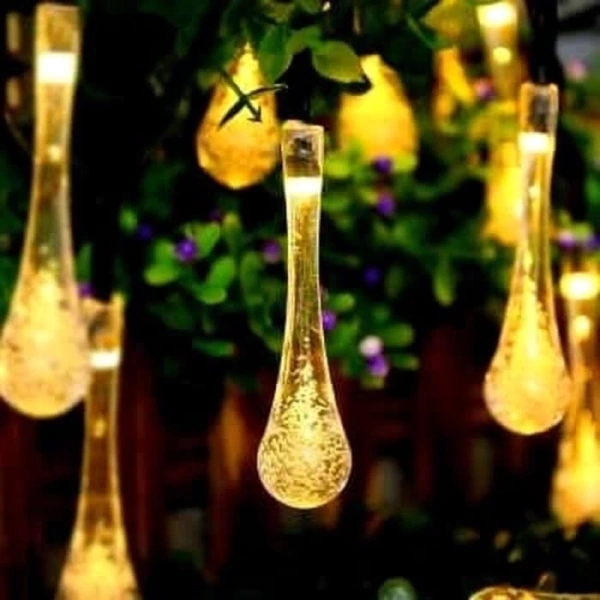 Ánh sáng êm dịu của đèn LED giọt nước trong sân vườn thường khiến người dùng quên việc bảo vệ cành cây khi quấn dây.