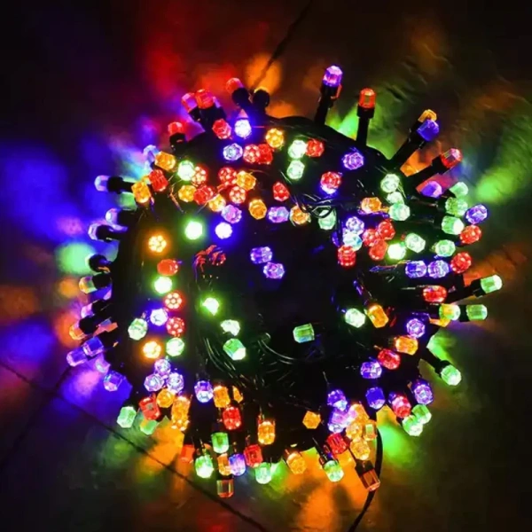 Ánh sáng LED trang trí Noel bền bỉ quanh năm, nhưng khi bật lên trong đêm Tết lại làm không gian bớt ấm áp hơn