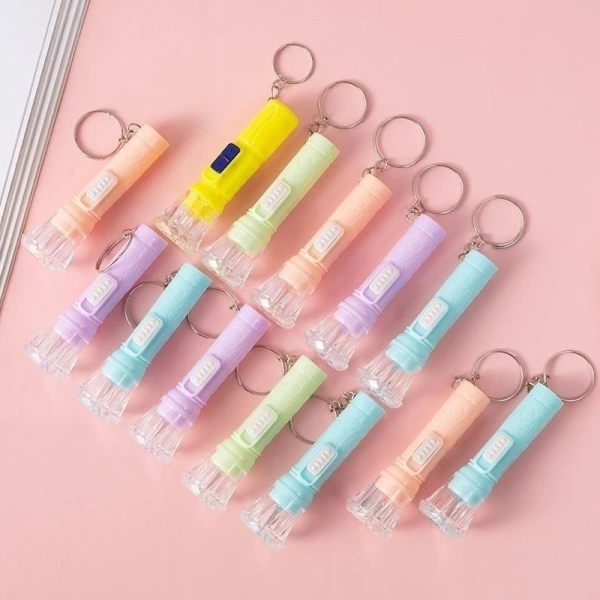 Ánh sáng lung linh của đèn pin mini phát sáng khiến bữa tiệc ngoài trời rực rỡ, nhưng pin lại không đủ cho cả đêm.