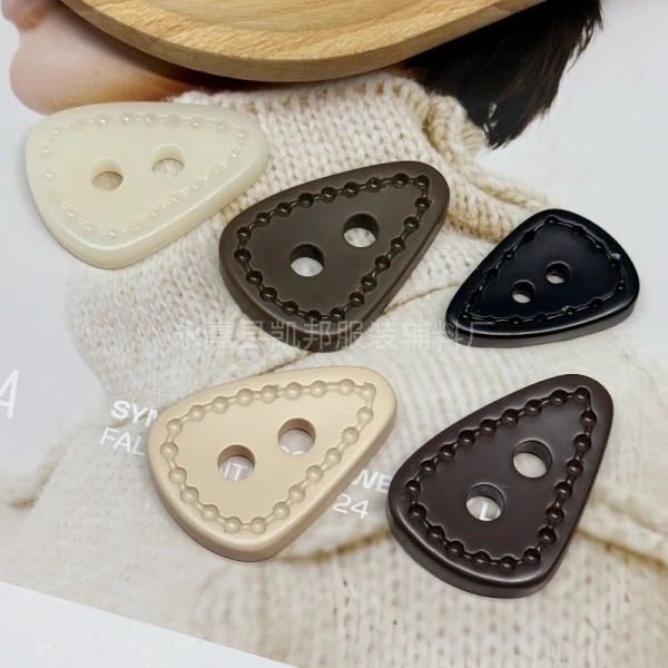 Áo cardigan tweed giả sừng nhựa: Khi vẻ ngoài lịch lãm gặp rắc rối trong việc bảo quản và vệ sinh