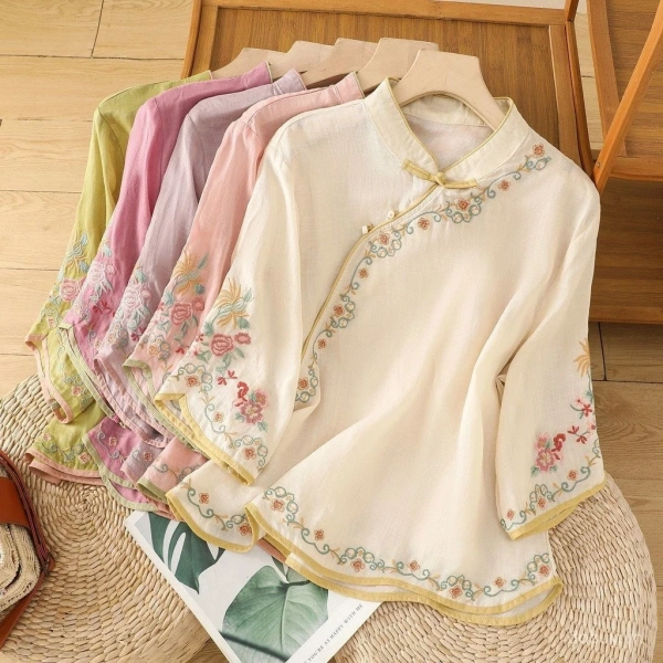 Áo cheongsam cotton thoáng mát bất ngờ giảm cảm giác ngột ngạt khi di chuyển trong thành phố