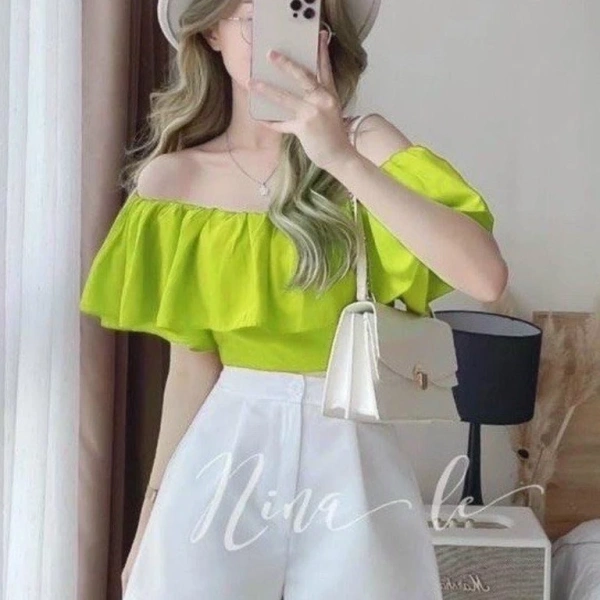 Áo croptop trễ vai: khi sự tự tin ban đầu nhường chỗ cho bất ngờ về độ bám của khóa lưng khi ngồi dài.