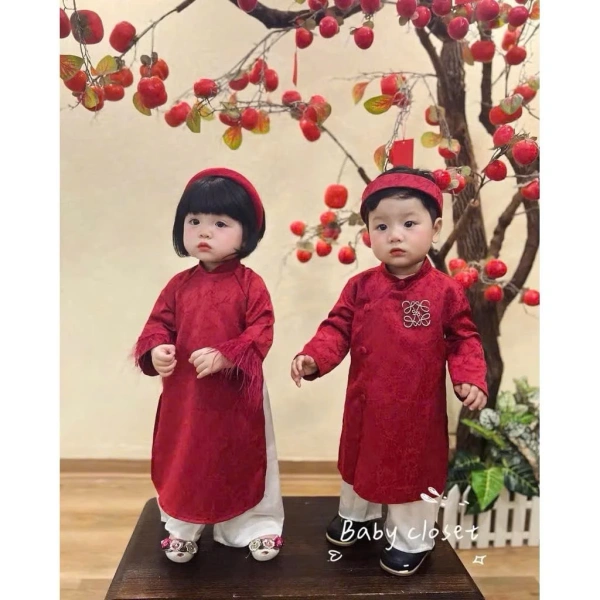 Áo dài gấm đỏ cho bé dịp Tết 2026: Khi vẻ sang trọng lại khiến trẻ cảm thấy nóng bầm và ngại di chuyển.