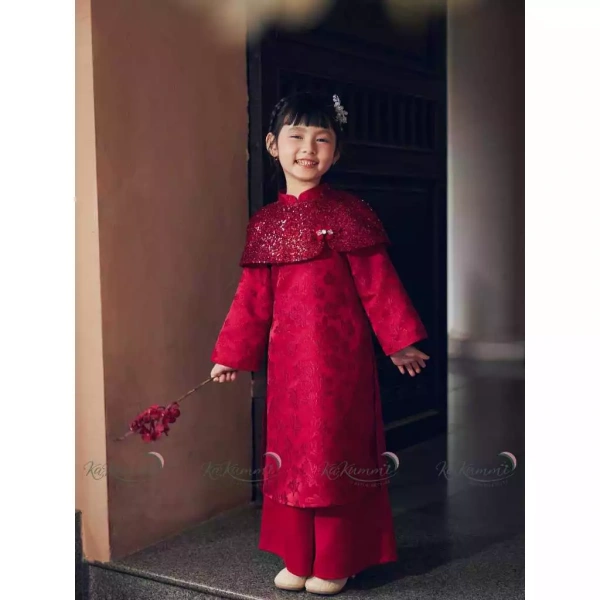 Áo dài Tết bé gái thường gây khó thở khi chất liệu gấm quá dày, nên lựa chọn độ mỏng phù hợp mới thực sự thoải mái.
