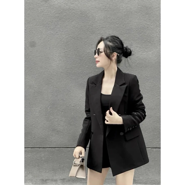 Áo khoác blazer 2 lớp đệm vai cho nữ – Khi sự ấm áp vừa sang trọng vừa gây giảm độ thoải mái khi ngồi lâu
