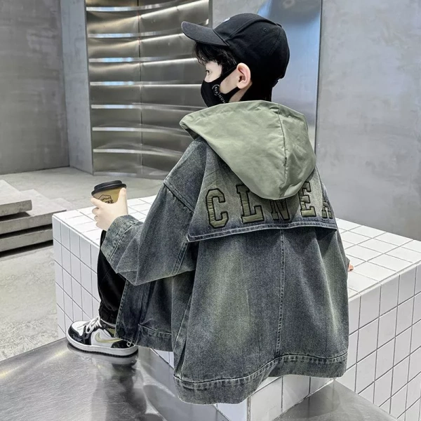Áo khoác denim oversize cho bé trai: Khi độ bền không như mong đợi sau những buổi chạy chơi
