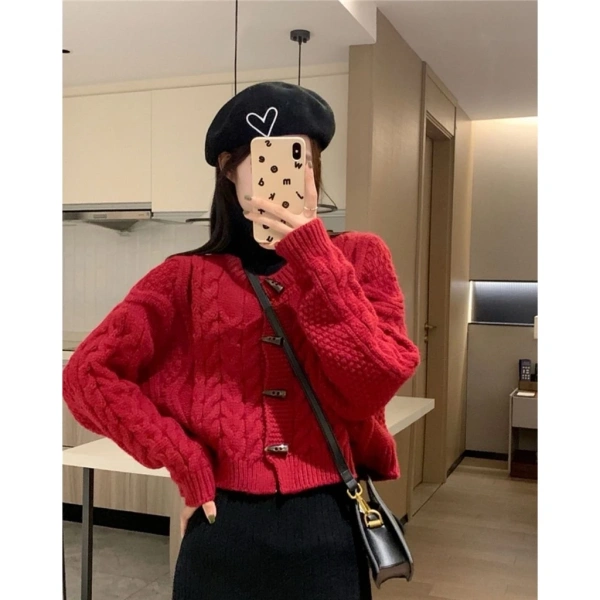 Áo khoác len cardigan vặn thừng với khuy sừng: Khi sự ấm áp bất ngờ va vào không gian công sở chật hẹp