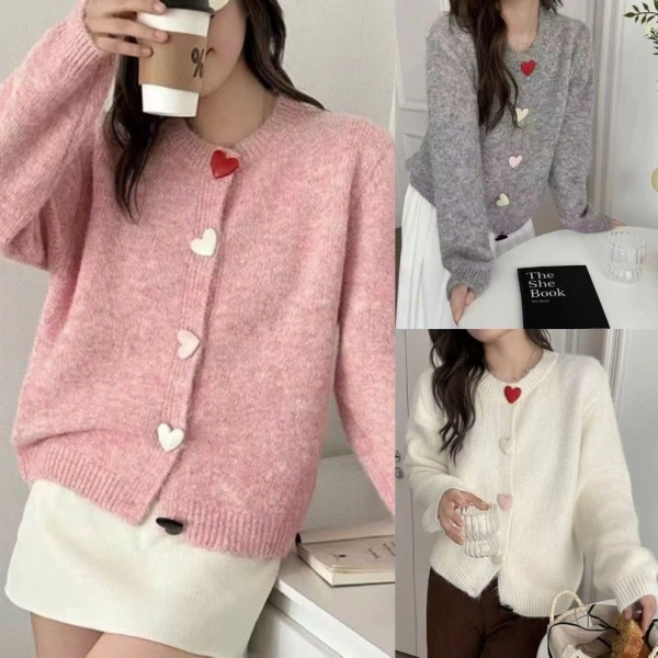 Áo len cardigan dài tay mềm mịn, chi tiết cúc trái tim ấm áp, nhưng việc giặt lại lại khiến chất liệu mất độ dẻo