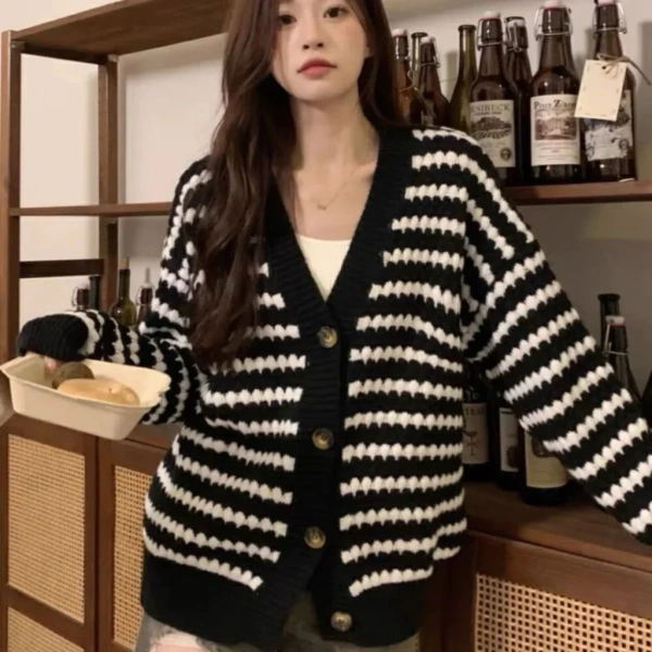 Áo len cỡ lớn kẻ sọc mùa thu sớm mang lại ấm áp nhưng khiến việc phối phụ kiện trở nên bất ngờ khó khăn