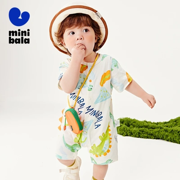 Áo liền quần hình khủng long cho bé mùa hè vừa thú vị lại gây khó chịu khi bám đất ngoài trời.