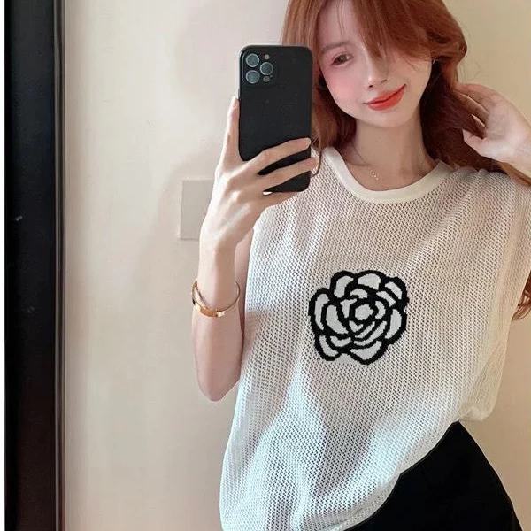 Áo lưới thêu hoa đôi khi gây mất cân bằng giữa vẻ đẹp và độ thoáng trong ngày hè