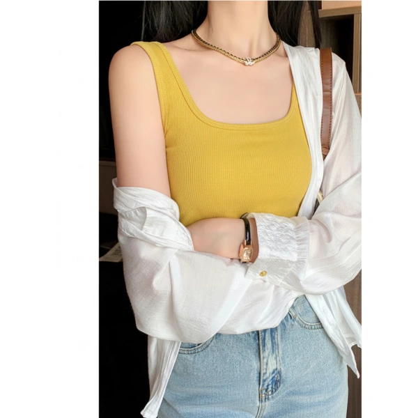 Áo ngắn cổ vuông dáng sexy khiến bạn tỏa sáng trong tiệc, nhưng lại dễ trượt xuống khi ngồi lâu.