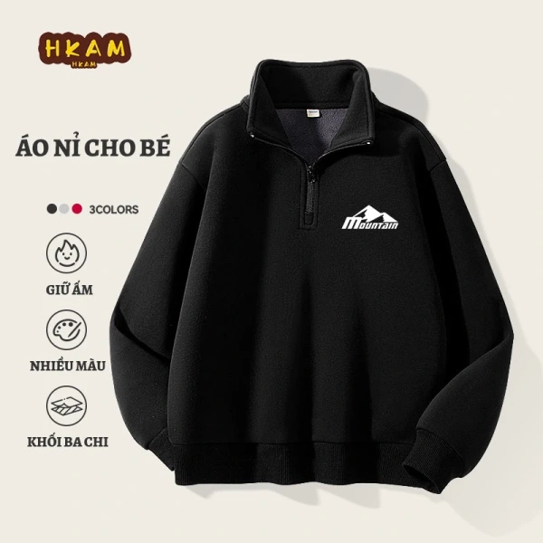 Áo nỉ lông cừu trẻ em ấm áp, nhưng phần mở nửa áo khiến buổi sáng se lạnh hơn dự đoán