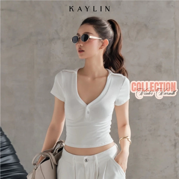 Áo polo croptop thun cotton co giãn thoải mái, nhưng độ cao cúp thường khiến việc mặc áo khoác ngoài trở nên bất tiện.