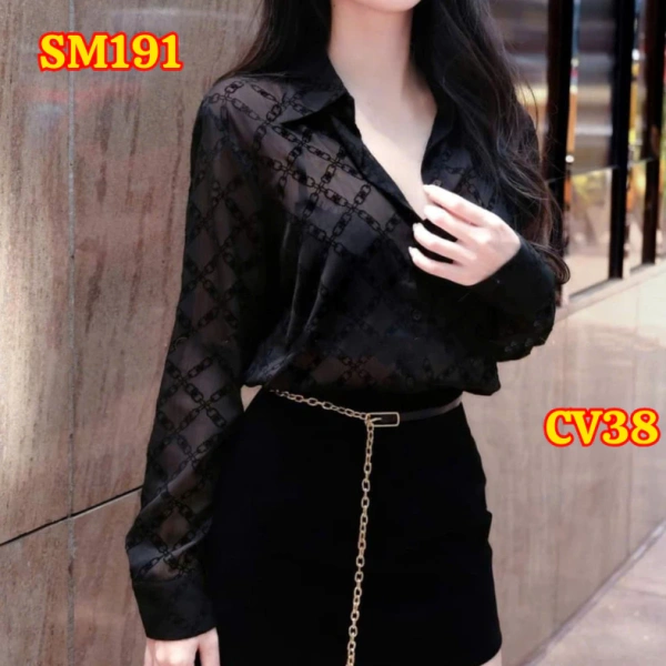 Áo sơ mi đen dài tay trông hoàn hảo trong buổi họp, nhưng lại khó giữ form suốt cả ngày.