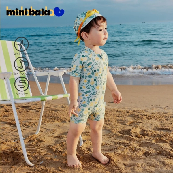 Áo tắm một mảnh có mũ bảo nắng cho bé gái khiến phụ huynh phải cân nhắc giữa sự bảo vệ và sự thoải mái
