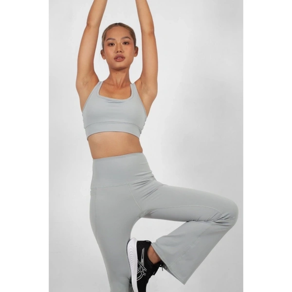 Áo tập yoga nữ có lưng dây đan giúp giữ vị trí tốt nhưng lại làm giảm độ linh hoạt của cánh tay