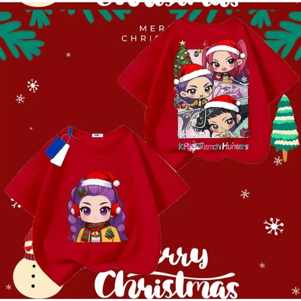 Áo thun cotton họa tiết K‑Pop thoải mái nhưng vòng cổ tròn lại khiến da cổ dễ kích ứng sau vài giờ mặc